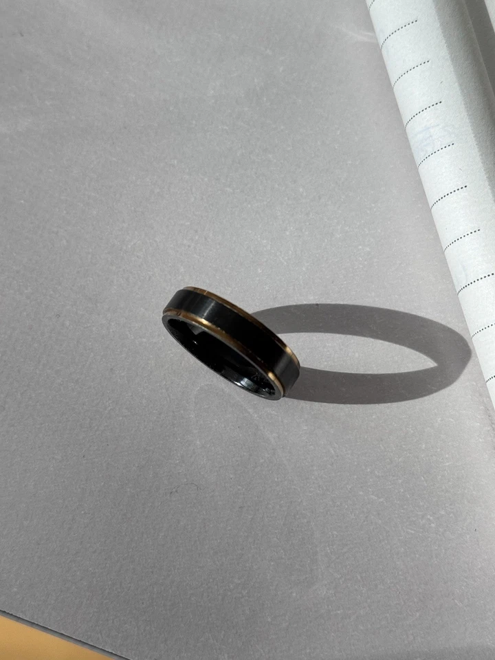 Мужское обручальное кольцо — черный цирконий с покрытыми розовым золотом сторонами 14 карат — размер 10 - Изображение 3 из 4