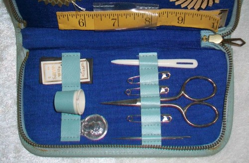 Kit cucito da viaggio portatile con cerniera pelle blu vintage anni 60 mai usato W Germania - Foto 14 di 20