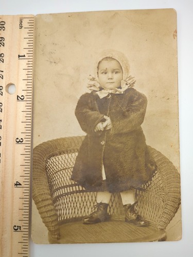 Antigua RPPC Foto Real Postal Lindo Niño Gorro Piel Abrigo Nota 'Tos ferina' - Imagen 2 de 9