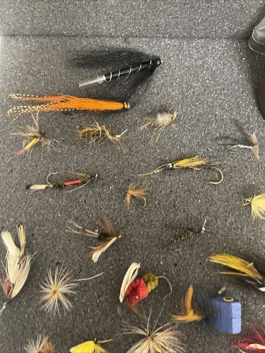 Caja vintage de más de 150 señuelos de pesca con mosca - Imagen 4 de 23
