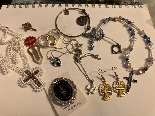VINTAGE ESTATE lot of religious items.  earrings, bracelet, brooch, necklace - Picture 5 of 8