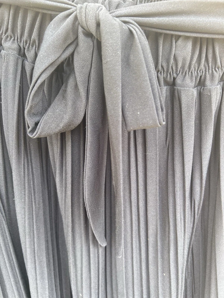 Falda Jon & Anna Contemporánea Pequeña Negra Plisada Línea A Midi Cintura Elástica EC Foto 3 de 4