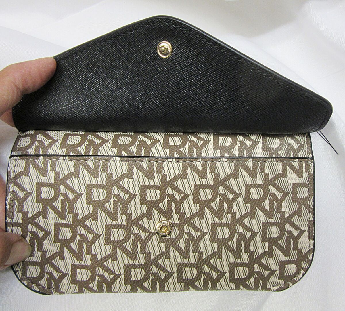 DKNY ロコハタンショルタハック R42EYE22 XLB DKNY Logo FLAP WALLET BOXED R23QJU99 BRAND NEW | eBay