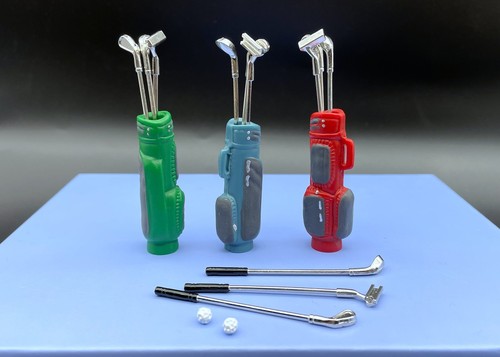 Minigolftasche mit Golfschlägern. Blau, Rot oder Grün. Maßstab 1:12. Puppenhaus