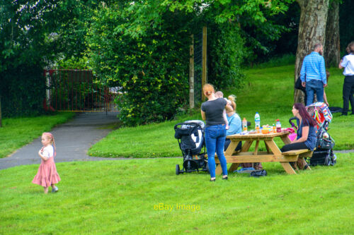 Photo 12x8 South Molton : Park A park in South Molton and park benches in  c2021 - Imagen 1 de 1