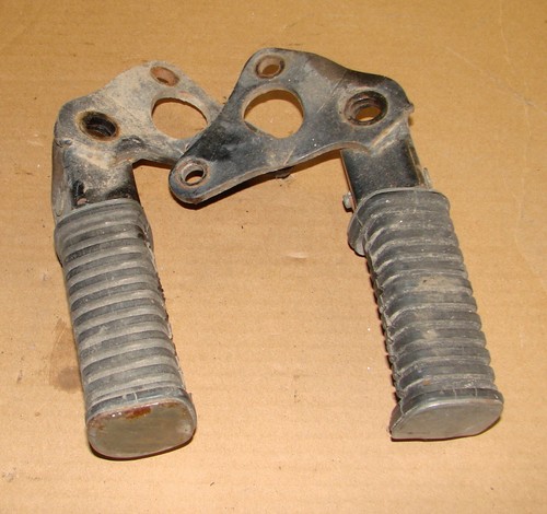 REAR FOOT PEGS SET ------- 1976 1977 1978 YAMAHA XS500 - Picture 3 of 3