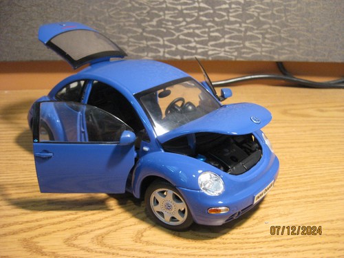 VOLKSWAGEN ESCARABAJO NUEVO 1/18, EN AZUL MORADO, POR, MAISTO, SIN CAJA - Imagen 13 de 20