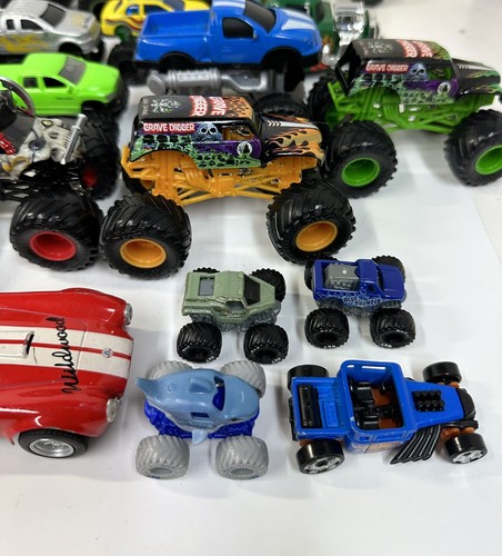 Large Lot Hot Wheels & MORE 42 ๐ - Picture 15 of 21