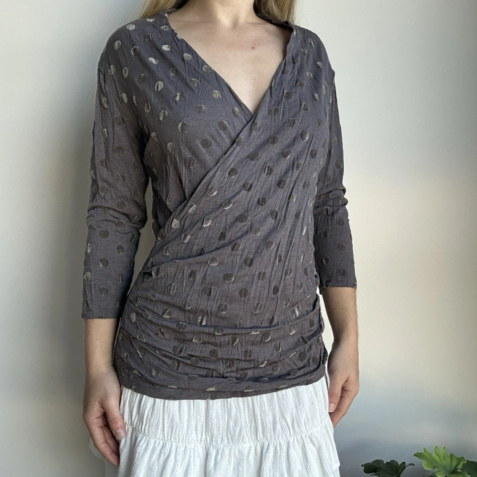 Blusa feminina Flower 10 cinza enrugada bolinhas gola V manga 3/4 elástica - Imagem 2 de 4