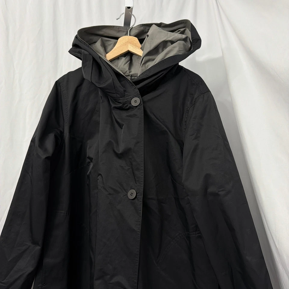 Casaco de chuva Eileen Fisher feminino 1X com capuz preto botão para cima - Imagem 4 de 4