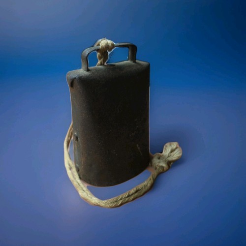 Antigua campana de vaca primitiva doblada y remachada con clapper original de 5" de alto - Imagen 2 de 5