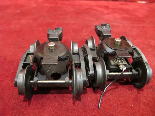 Lionel POSTWAR O GAUGE STAPLE END TRUCKS WITH ROLLER PICK UP - Picture 4 of 9