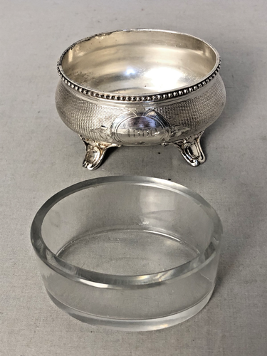 Paar französische antike versilberte Salze mit Guillochierungsmuster und Originalglas - Bild 12 von 15