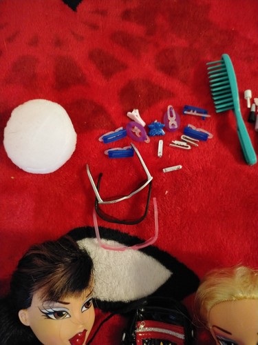 Bratz Figuren und Zubehör Konvolut - Bild 9 von 10