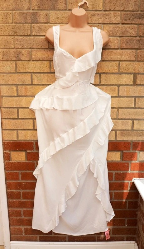 Vestido largo de fiesta Prettylittlething blanco satinado volantes dividido 16 18