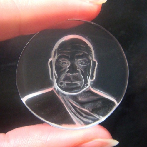 HandMade Sacred Thai Monk LUNG POR SOD Amulet Cameo Carving : NATURAL QUARTZ - Picture 3 of 3