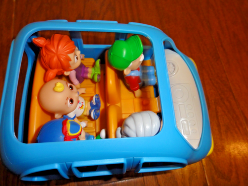 CoComelon 7" Family Car with 5 Figures & Sounds - Picture 7 of 13