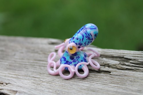 Estatuilla de pulpo de vidrio hecha a mano - Animal de murano azul y rosa - Mar miniatura - Imagen 2 de 8