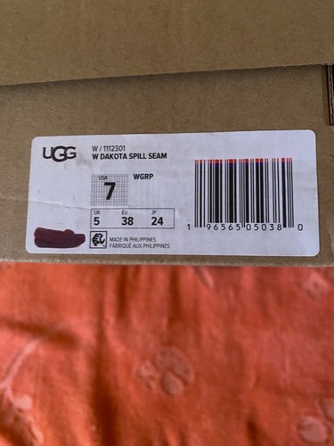 NEW UGG SHOES SIZE US 7EUR 38 - Foto 4 di 5