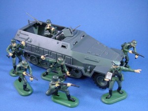 BRITAINS-SUPER-DEETAIL-WWII-German-Infantry-Halftrack-Set-8-Pieces-FREE-SHIP