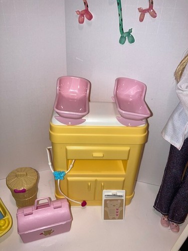 Barbie I Can Be a Baby Doctor Pediatra y Familia Feliz Bebés y Accesorios - Imagen 13 de 15