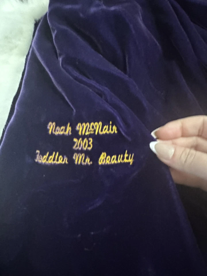 Capa de terciopelo púrpura de piel blanca con cierre NC Americas Cover Miss & Cover Boy Foto 3 de 4