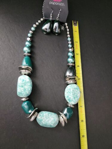 Conjunto de Collares y Pendientes de JOYERÍA PAPARAZZI NUEVO CON ETIQUETAS Tono Plateado en Verde Destacado - Imagen 3 de 5