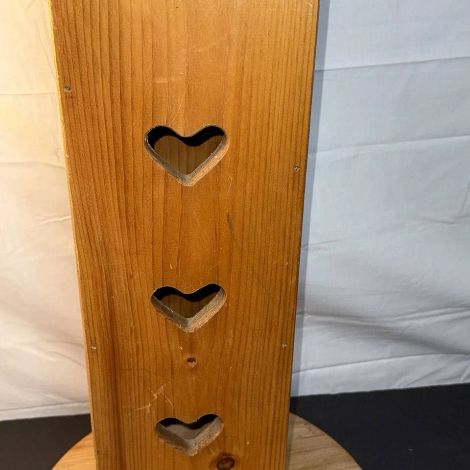 Soporte de papel higiénico vintage hecho a mano de madera maciza recortado en corazón núcleo de cabaña Foto 3 de 4