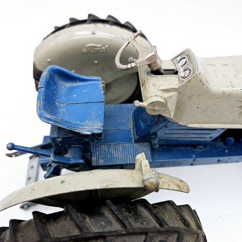 Hubley Ford Commander 6000 Model Tractor Blue 1:12 Scale 1950s Vintage - Picture 4 of 11