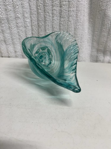 Sculpture d'art en verre coquillage conque en verre blanc et vert pour bureau bibliothèque - Photo 3/5