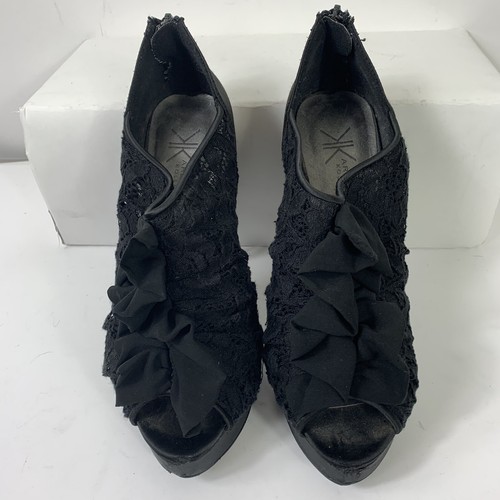 Tacones Kardashian Kollection para mujer talla 9 plataforma de encaje con volantes negro - Imagen 4 de 7