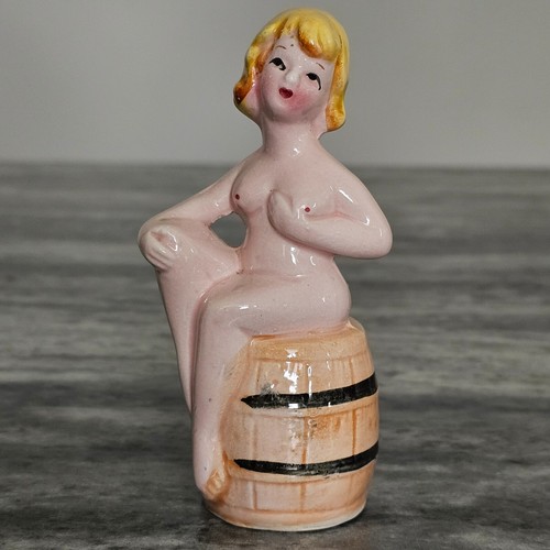 Vtg Full Figured Vuluptuous Nude Ladies on Barrel Salt & Pepper Shaker Set - Foto 10 di 17