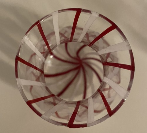 2 red and white swirl art glass vases - Picture 5 of 8