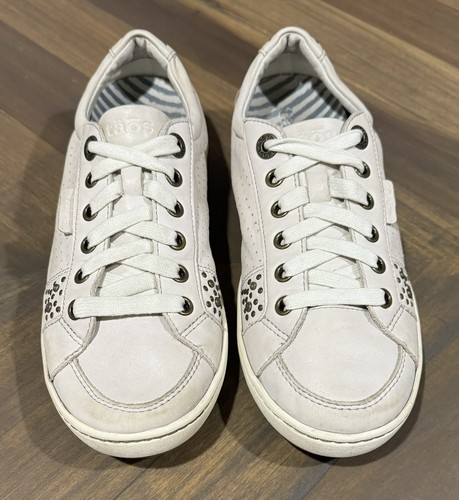 TAOS FREEDOM WHITE LEATHER STUDDED SNEAKERS WALKING COMFORT SHOES  WOMENS SIZE 7 - Afbeelding 2 van 10
