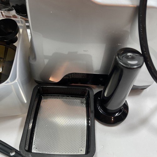 Omega CNC80S Extracter low speed juicer/ Nutrition System - Picture 10 of 11