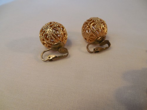 Monet gold tone filigree ball necklace w/unmarked brooch & earrings - Picture 5 of 6
