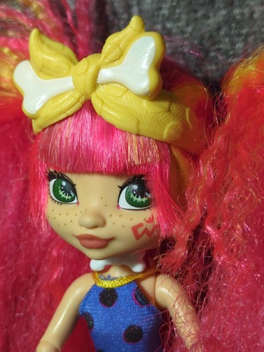Muñeca Cave Club Emberly Pelo Rosa - Posable Muñeca de Moda Prehistórica - Imagen 4 de 14