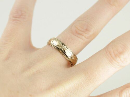 Forget Me Not Wedding Band with Geometric Accents - Picture 4 of 5