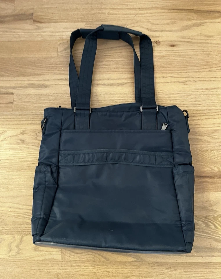 Bolso de Mano Lug Ace de Nylon Nuevo sin Etiquetas con Correa Extraíble y Muchos Compartimentos Foto 3 de 4