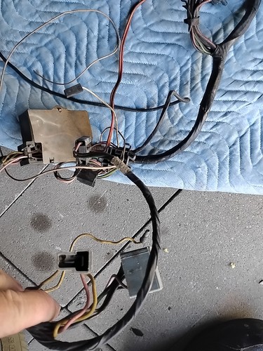 Mopar 1963-76 A & B Body Fuse Box #2291593 With Wiring for 1968 Charger? 2497964 - Picture 5 of 10