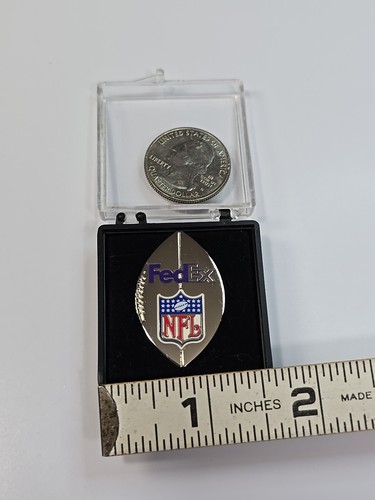 NFL FedEx 2001 Souvenir Anstecknadel silberfarben Football mit Logos - Bild 4 von 7