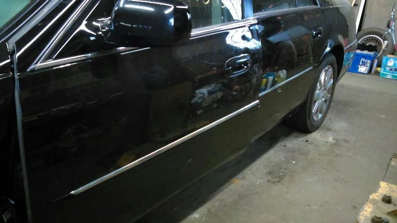 Cadillac DTS 2010 sedán de 4 puertas cinturón de seguridad trasero retractor central Foto 2 de 4