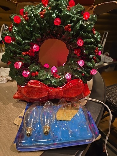 Vintage Light Up Ceramic Christmas Wreath With Detachable Red Ribbon Base - Picture 8 of 9