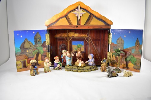 SET PRESEPE MANGIATOIA IN LEGNO CON 10 FIGURE IN PORCELLANA - MOBILE DIORAMA CON ANTE - Foto 1 di 12
