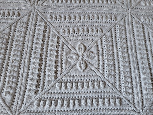 Ancien plaid dessus de lit coton aux aiguilles Old knitted bedspread 174x174cm - Imagen 8 de 9