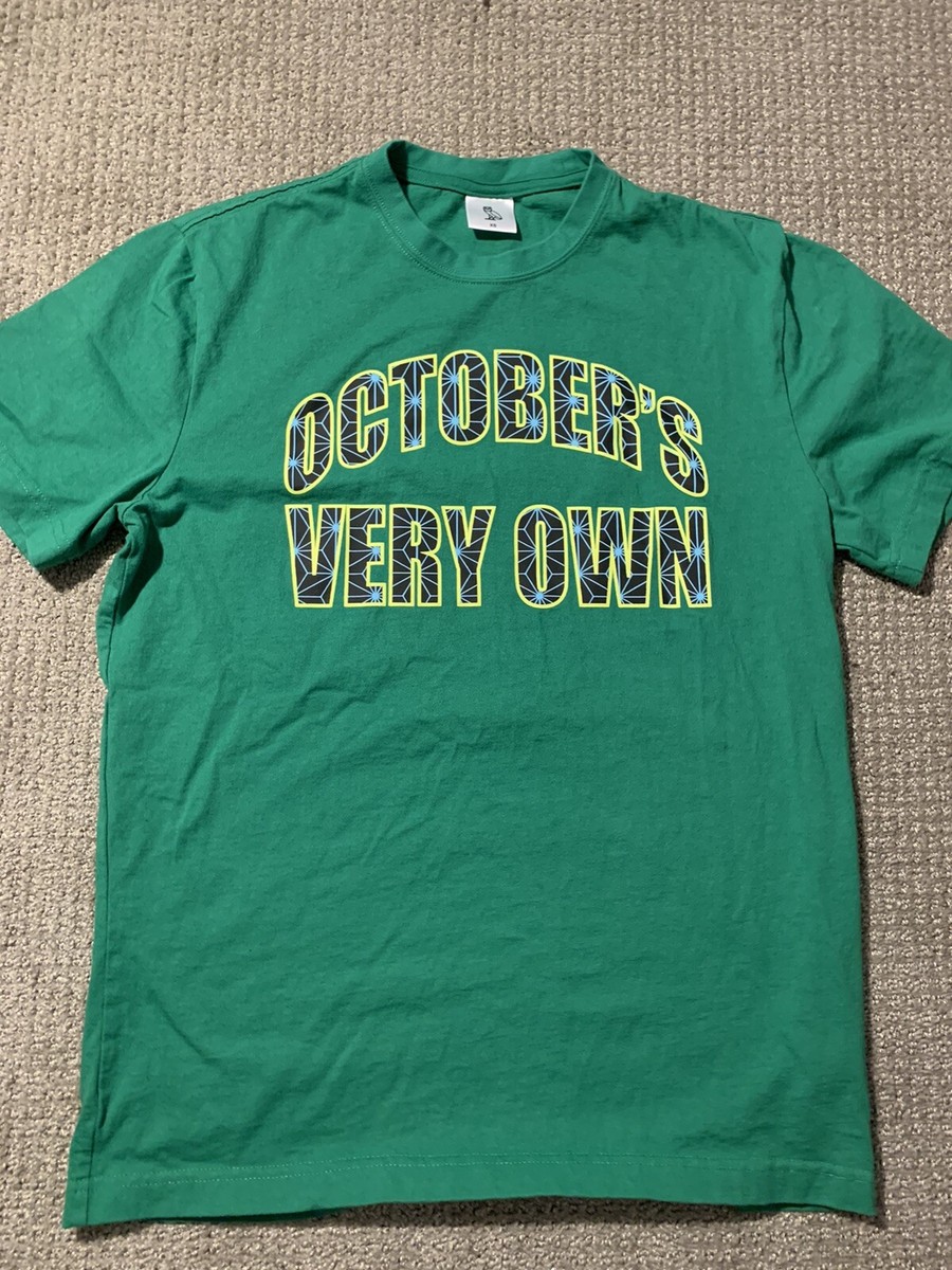 【October's Very Own】OVO サウンド ポケット付きTシャツ OVO October's Very Own Power And Respect Arch T-Shirt