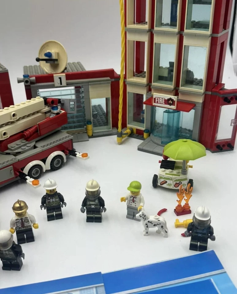 LEGO City 60110 Set Estación de Bomberos Retirado Completo Con Libro y Todas las Minifiguras Foto 4 de 4