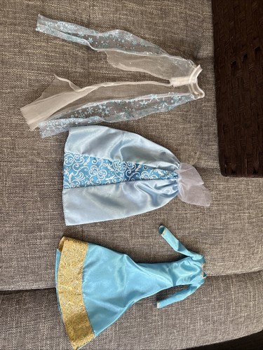 Disney Prinzessin Barbie Puppe Kleid 2 Stück und ein Schal blau - Bild 1 von 4