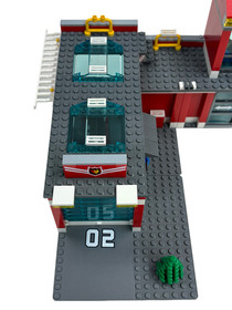 Lego 2007 City Fire Station 7945 Complete Building Set w/ Box & 2 Manuals