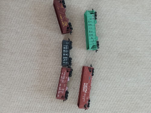 5 piece set of ho scale union pacific rolling stock (hoppers 4x, ore car)pre-own - Picture 7 of 8